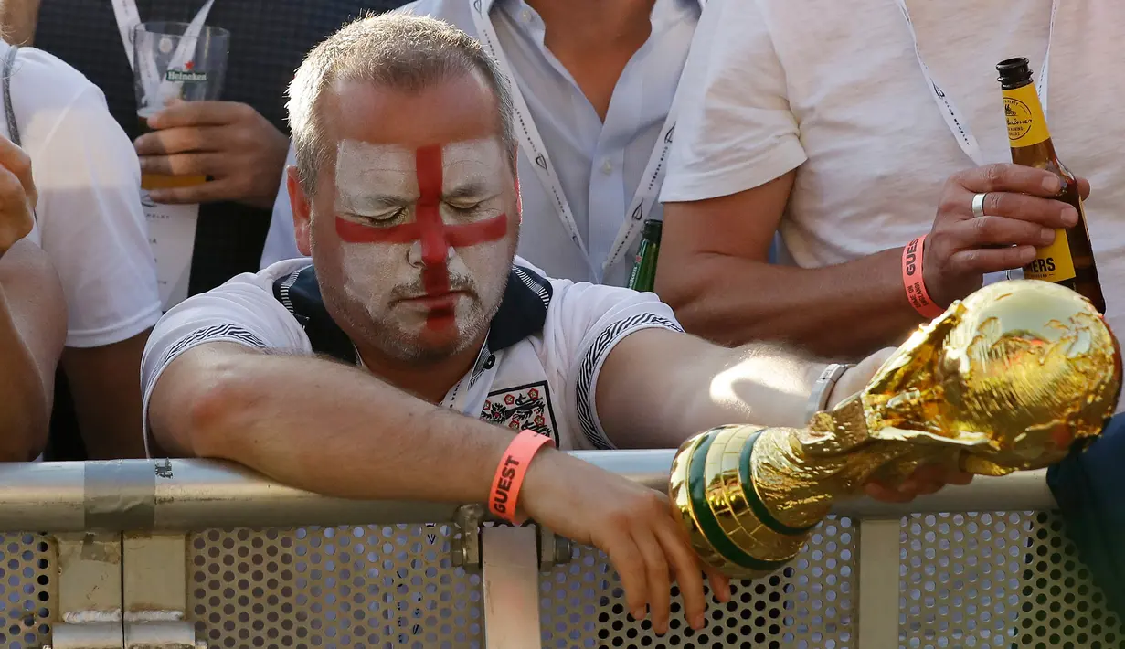 Suporter timnas Inggris terlihat kecewa saat menonton siaran langsung babak semifinal Piala Dunia 2018 melawan Kroasia di Hyde Park, London, Rabu (11/7). Langkah Inggris di Piala Dunia 2018 terhenti oleh Kroasia. (AP/Matt Dunham)