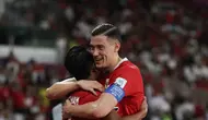 Pelukan hangat Jay Idzes memberikan selamat kepada Beckham Putra setelah mencetak gol buat Timnas Indonesia ke gawang Saint Kitts and Nevis pada FIFA Series 2026 di Stadion Gelora Bung Karno (SUGBK), Jumat (27/3/2026) malam WIB. (Bola.com/Abdul Aziz)