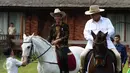 Presiden Jokowi dan Ketua Umum Partai Gerindra Prabowo Subianto bersantai sambil menaiki kuda di halaman kediaman Prabowo di Hambalang, Bogor, Senin (31/10). Keduanya usai melakukan pertemuan tertutup selama hampir 2 jam. (Liputan6.com/Faizal Fanani)