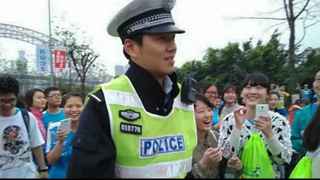 Polisi Ganteng Bikin Lomba Maraton Berantakan