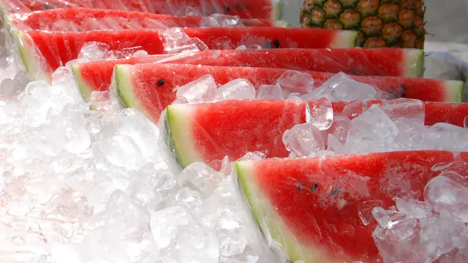 [Bintang] Alasan Kamu Nggak Boleh Simpan Semangka Dalam Kulkas