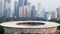 Gedung perkantoran yang menjulang tinggi dan Stadion Utama Gelora Bung Karno, Jakarta, (12/9/2017). Stadion Utama GBK dan kawasan olah raga senayan bersolek menyambut ASIAN Games 2018. (Bola.com/Nicklas Hanoatubun) 