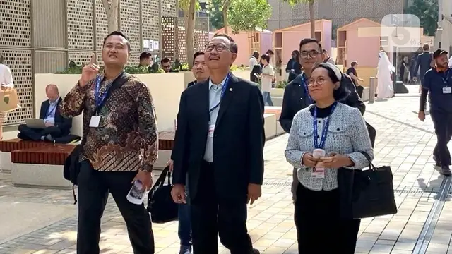 Kepala Otorita Ibu Kota Nusantara (OIKN) Bambang Susantono bersama Ibu Lusie Susantono berkeliling melihat sejumlah paviliun dari beberapa negara di Dubai Expo City (Liputan6.com/Teddy Tri Setio Berty).