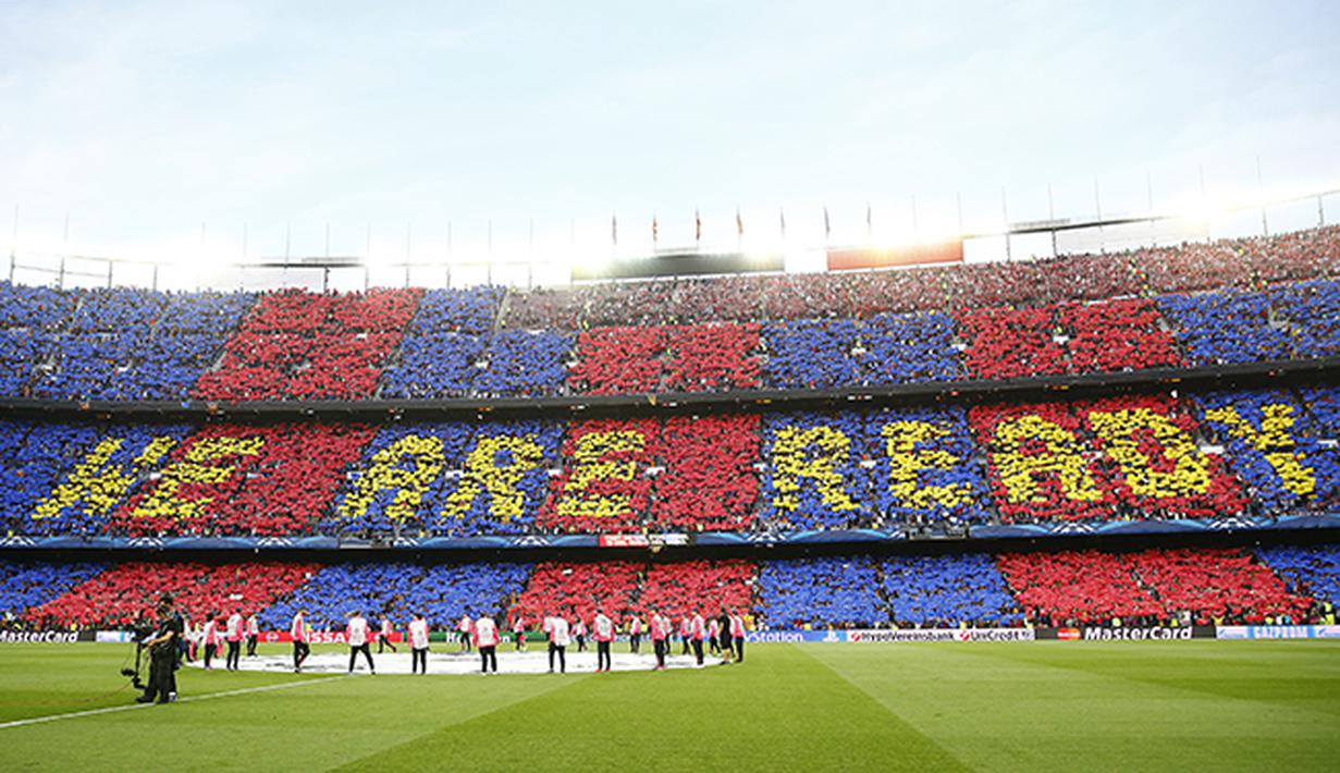 Suporter Barcelona menyiapkan atraksi di  Nou Camp jelang laga semifinal melawan Bayern Muenchen. (Reuters/Kai Pfaffenbach)