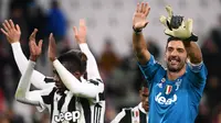 Kiper Juventus, Gianluigi Buffon bersama rekan setimnya merayakan kemenangan atas Crotone pada laga pekan ke-14 Liga Italia Seri A di Allianz Stadium, Senin (27/11). Juventus harus bersusah payah bisa menundukkan Crotone, 3-0. (MARCO BERTORELLO/AFP)