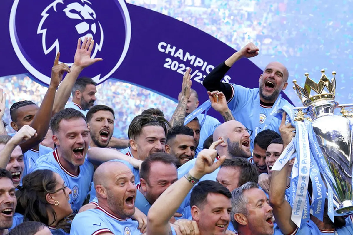 Foto: Full Senyum, Manchester City Berpesta Hattrick Juara Liga Inggris