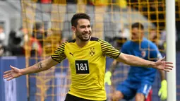 Raphael Guerreiro. Pemain berusia 28 tahun yang kini memasuki musim ke-6 bersama Borussia Dortmund ini total mengoleksi 35 gol. Gol-gol dicetaknya bersama Lorient dan Borussia Dortmund. Dengan usia paling muda, bisa saja di masa depan ia mematahkan rekor Sergio Ramos. (AFP/Ina Fassbender)