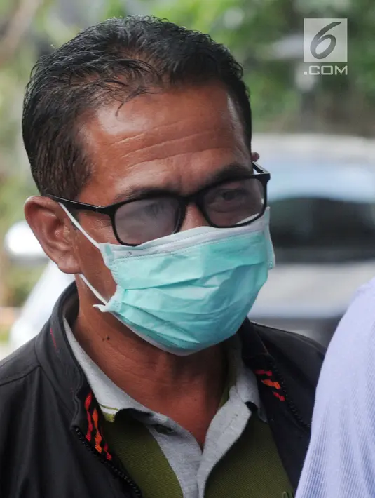 Bupati Mesuji Khamami tiba di Gedung KPK, Jakarta, Kamis (24/1). Khamami diduga akan menerima suap terkait proyek jalan di Dinas PUPR. (Merdeka.com/Dwi Narwoko)