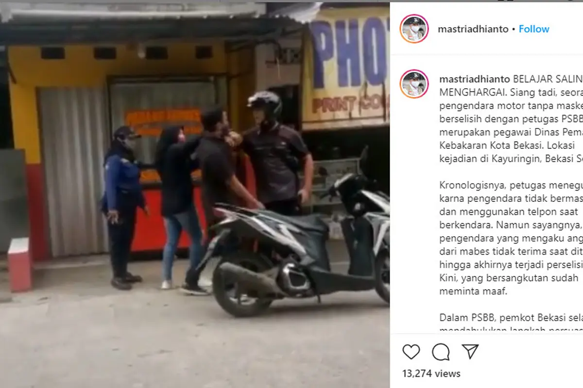 terlihat seorang pria mendorong petugas PSBB karena tak terima ditegur saat tak menggunakan masker.