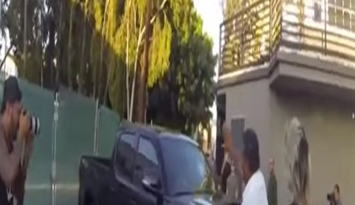 Dalam video yang di unggah oleh TMZ, paparazi tersebut terus mengerubungi mobil Selena. Selena tengah berusaha menghindar dan mengendarai mobilnya dari tempat kejadian. (youtube)