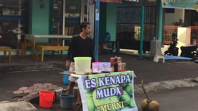 6 Cara Promosi Orang Jualan Kelapa Muda Ini Bikin Tepuk Jidat