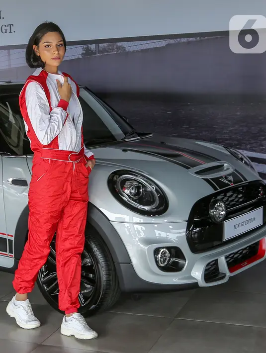Model berpose pada peluncuran MINI GT Edition di Plaza Mini Gading Serpong, Tangerang, Kamis (18/6/2020). Mini 1275 GT yang lahir pada tahun 1969 tersedia dalam versi MINI 3 Door tampil beda dengan kombinasikan nuansa sporty dan eksklusivitas. (Liputan6.com/Fery Pradolo)