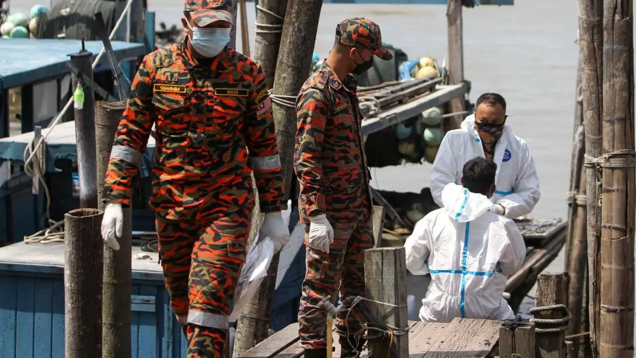 Personel Damkar melakukan Operasi Pencarian dan Pertolongan terhadap korban tenggelam di Dermaga Asosiasi Nelayan Pontian Besar. (Bernama)