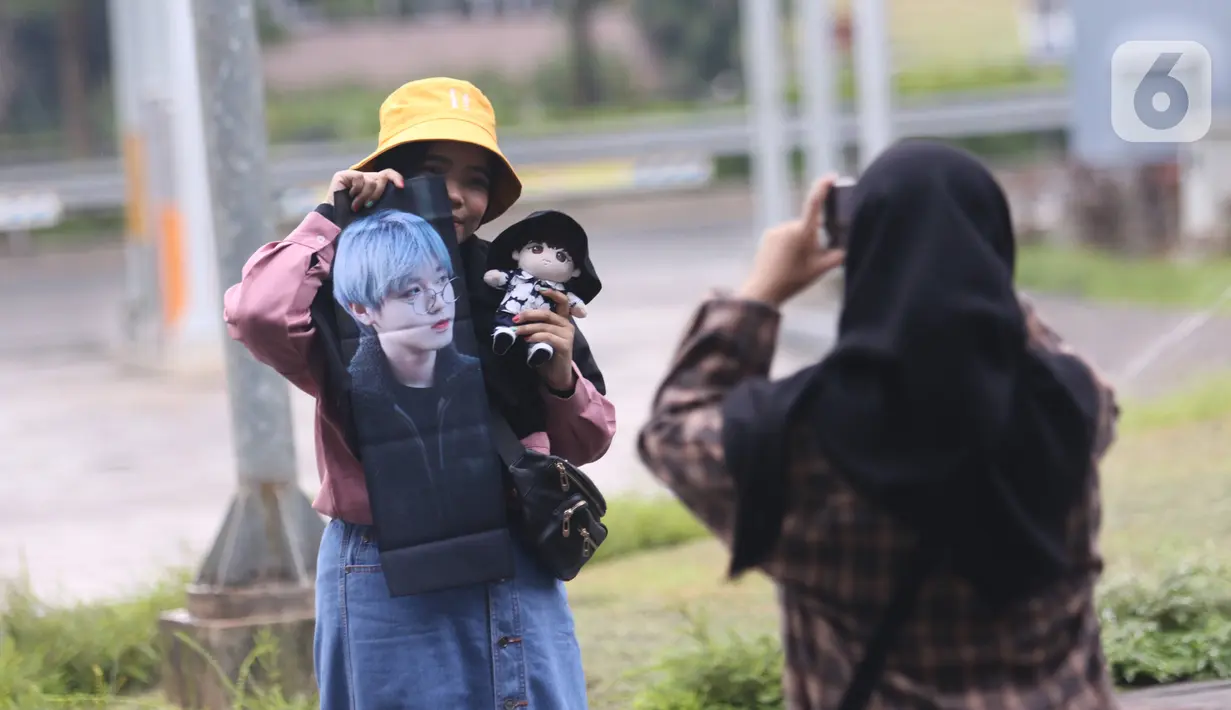 Penggemar berfoto dengan poster bergambar Park Jihoon di ICE BSD Hall 5, BSD, Tangerang Selatan, Sabtu (15/2/2020). Penyanyi asal Korsel, Park Jihoon menghadiri acara temu penggemar dan konser (fancon) dalam konser Park Jihoon Fancon Asia Tour 2020 in Jakarta. (Liputan6.com/Angga Yuniar)