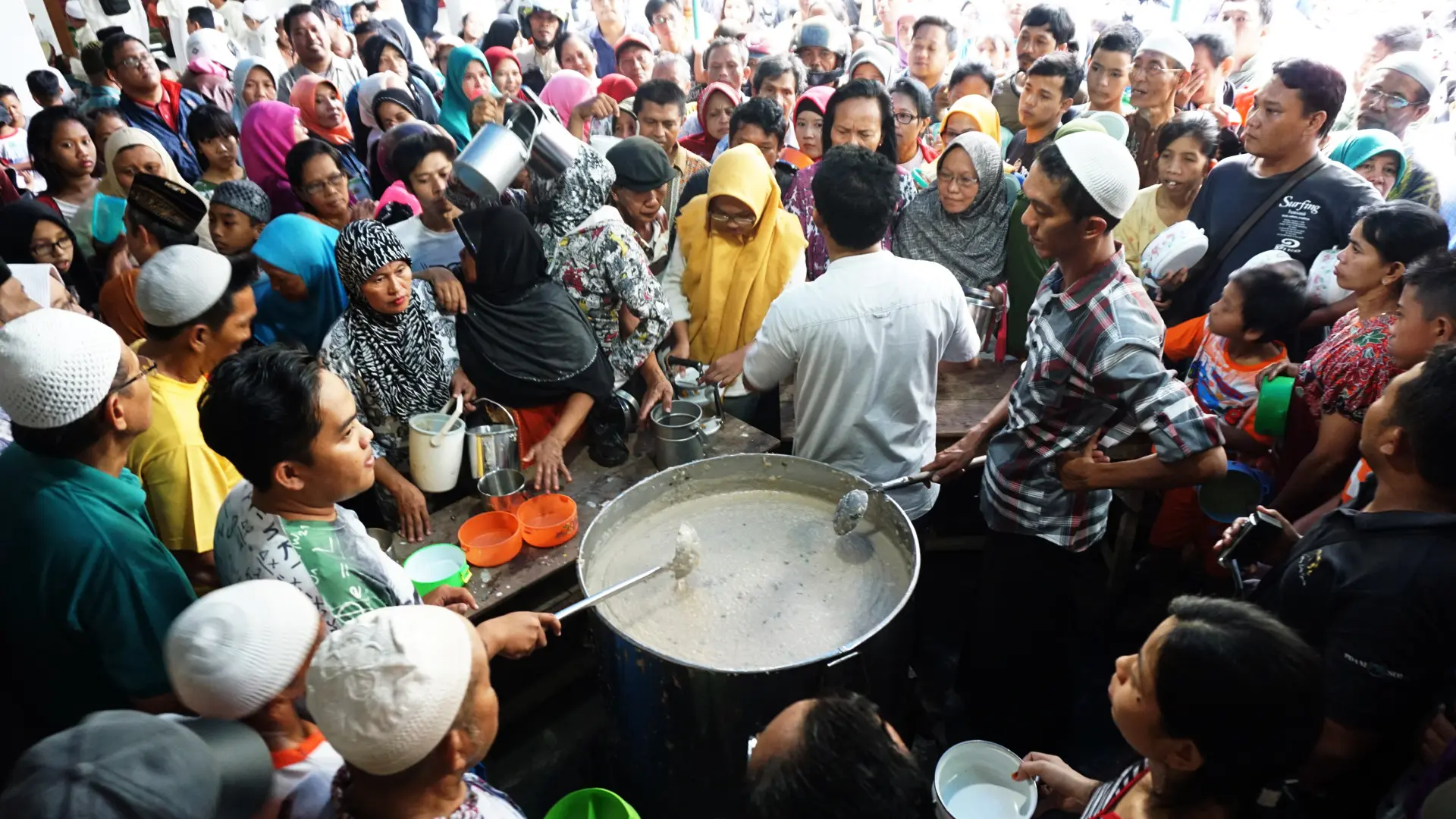 Bubur samin selalu menjadi hidangan istimewa untuk berbuka puasa di Masjid Darussalam di Jayengan, Serengan, Solo, Jawa Tengah. ‎(Liputan6.com/Fajar Abrori)