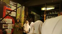 Siswa kelas VII SMP Al Falah Deltasari Sidoarjo berkunjung ke Museum Etnografi dan Pusat Kajian Kematian Universitas Airlangga. (Foto: Liputan6.com/Dian Kurniawan)