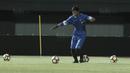 Kiper Timnas Indonesia, Satria Tama, saat mengikuti latihan jelang laga melawan Fiji di Stadion Patriot, Bekasi, Kamis, (31/8/2017). Indonesia akan menjalani laga Persahabatan melawan Fiji. (Bola.com/M Iqbal Ichsan)
