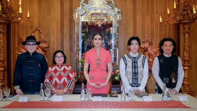 Potret Elegan Bak Bangsawan dari Menpar Widi Wardhana Saat Rayakan Imlek di Kota Tua, Berbalut Busana Khas Peranakan