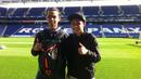 Evan Dimas Darmono dan teman karibnya, Fuguh Pangestu, berfoto di dalam markas RCD Espanyol, Estadio Cornella-El Prat. (Bola.com/La Liga)