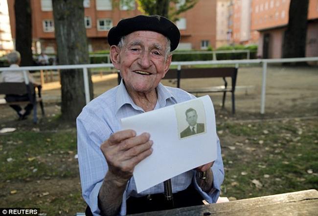 Seorang kakek yang berusia 100 tahun lebih di Spanyol | Photo: Copyright dailymail.co.uk