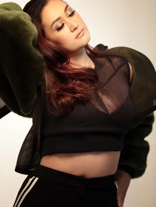 "Saya nggak mau Mikha jadi artis main sinetron, sudah fix. Aku bilang mami cari uang sekolahkan adik yang tinggi, masuk sekolah yang terbaik," kata Nafa Urbach, di kawasan Bangka, Jakarta Selatan, Kamis (9/3/2017). (Deki Prayoga/Bintang.com)