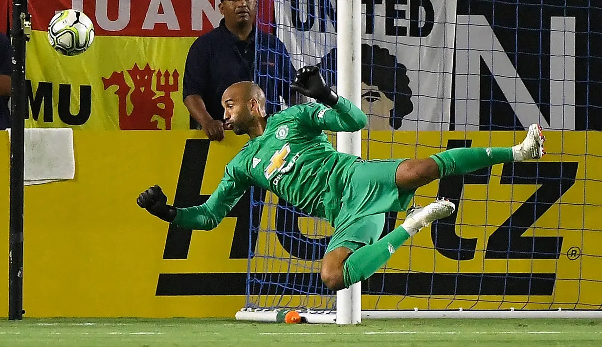 Lee Grant. Kiper nomor 4 di Skuat Manchester United musim ini adalah pemain tertua dengan usia 38 tahun. Didatangkan dari Stoke City pada awal musim 2018/2019. Belum pernah sekalipun bermain pada musim ini di semua ajang kompetisi. (AFP/John McCoy/Getty Images)