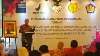 Enggartiasto Lukita memberi sambutan dalam acara penandatangan nota kesepahaman di Jakarta, Selasa (20/12). Nota kesepahaman tersebut mengenai pengawasan terhadap barang yang dilarang, diawasi, dan diatur tata niaganya. (Liputan6.com/Angga Yuniar)