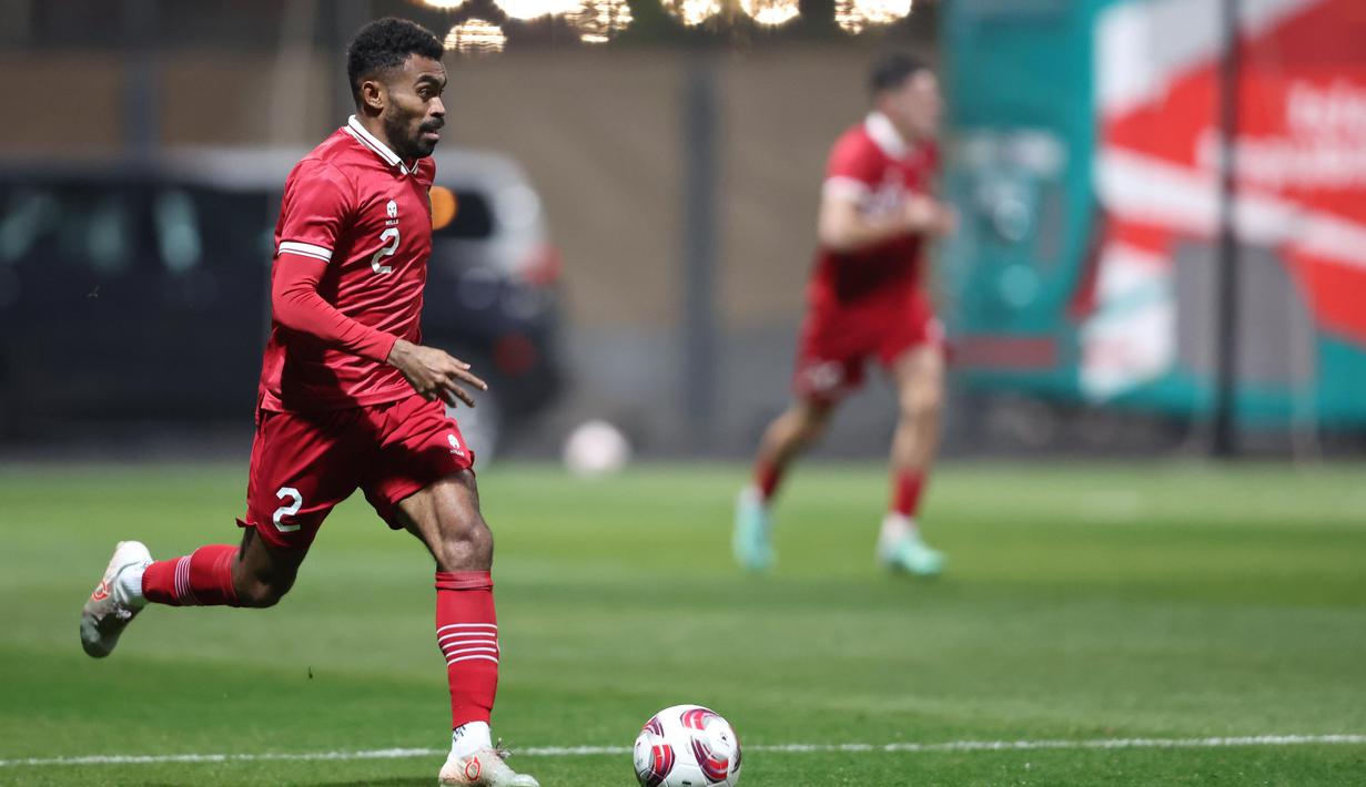 Gelandang Timnas Indonesia, Yakob Sayuri menguasai bola saat menghadapi Timnas Iran pada laga uji coba terakhir menjelang Piala Asia 2023 di Al Rayyan Training Ground, Qatar, Selasa (9/1/2023) malam WIB. Timnas Indonesia kalah 0-5 dari Timnas Iran. (Dok. PSSI)