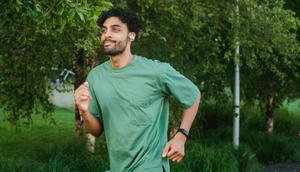 Ilustrasi pria jogging dengan earphone. ©Ketut Subiyanto/Pexels.com.