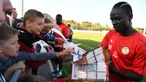 Meski telah bergelimang kesuksesan, bintang Liverpool Sadio Mane tetaplah pribadi yang rendah hati dan sederhana. Ia sama sekali tak terpancing dan berniat meniru gaya hidup glamor pesepak bola lainnya. Berikut 8 fakta kesederhanaan Sadio Mane. (AFP/Issouf Sanogo)