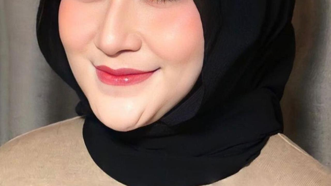Beberapa Potret Cantik Kirana dengan Hijab Hitam