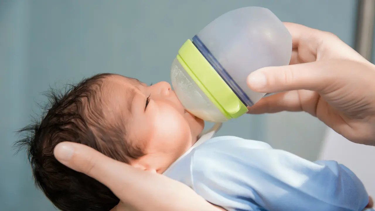 Bayi Menyusu Menggunakan Botol