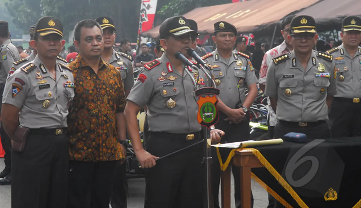 Kapolda Metro Jaya Unggung Cahyono (tengah) saat rilis kasus  pencurian dengan kekerasan (curas), pencurian dengan keberatan (curat), dan pencurian kendaraan bermotor (curanmor) di Mapolda Metro Jaya, Jakarta, Jumat (27/2). (Liputan6.com/Johan Tallo)