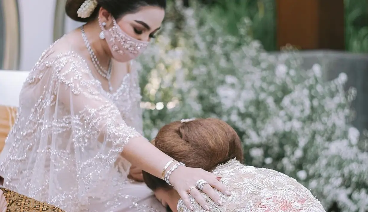 "Sekarang aku lagi merasakan jadi mamaku dulu oh ternyata gini kalau kehilangan anak baru menikah ya, kalau dia kan lagi euforia pastinya dengan suaminya dengan rumah tangga barunya," pungkas Ashanty. (Instagram/aurelie.hermansyah)