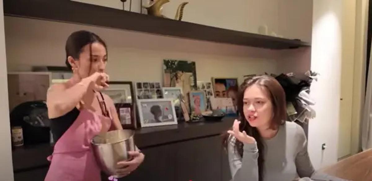 7 Potret Dapur Rumah Jennifer Coppen, Modern dengan Nuansa Hitam-Putih