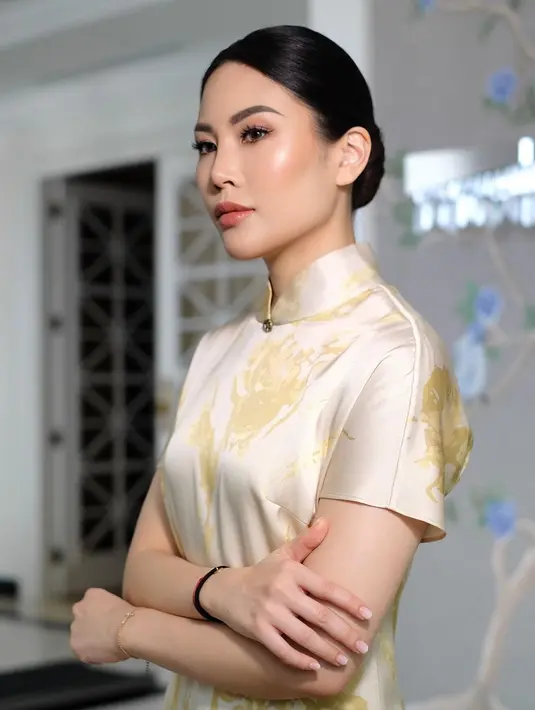 Angela Tanoesoedibjo juga pernah terlihat memesona dengan gaya rambut sleek. Rambutnya disanggul rendah dengan outfit cheongsam kuning dan riasan wajah bold bernuansa cokelat yang hangat. [Foto: Instagram/angelatanoesoedibjo]