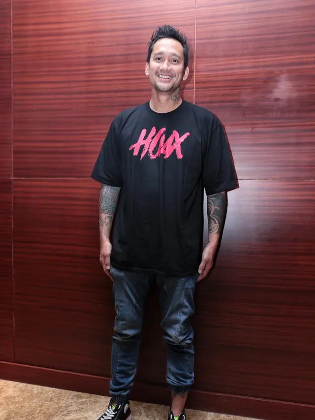 [Bintang] Vino G Bastian dan Tora Sudiro Tampil Beda di Film Hoax