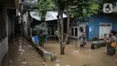 Aktivitas warga saat banjir di kawasan Rawajati, Kalibata, Jakarta, Senin (10/10/2022). Tingginya curah hujan di kawasan Bogor mengakibatkan ratusan rumah di enam RT Kelurahan Rawajati terendam banjir dengan ketinggian mencapai dua meter. (Liputan6.com/Faizal Fanani)