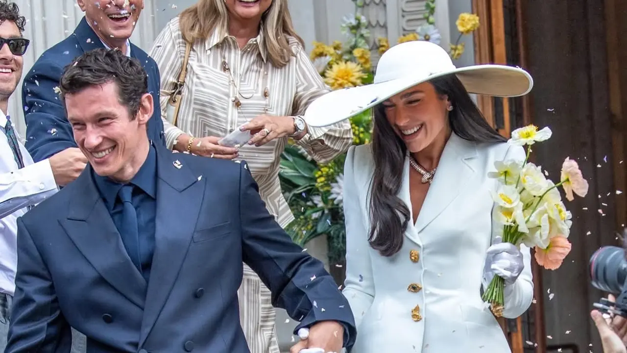 Dua Lipa Resmi Menikah dengan Callum Turner, Tampil Memukau dalam Busana Haute Couture Schiaparelli