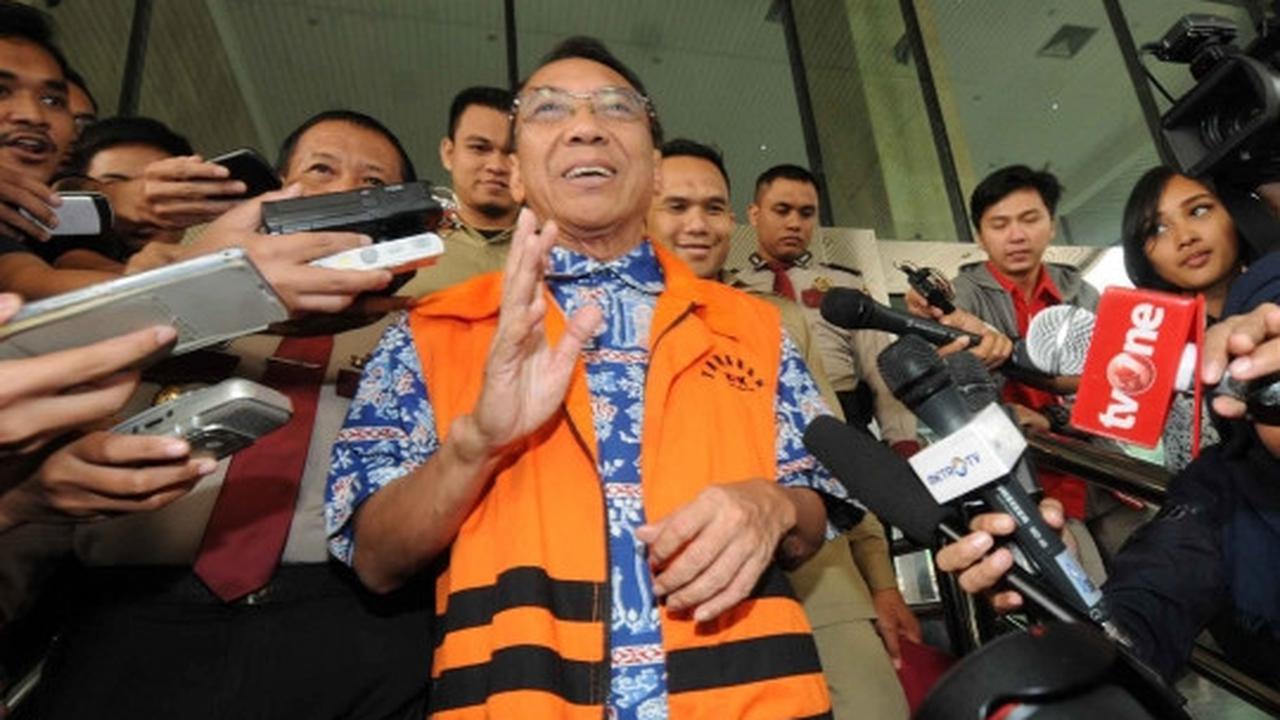 Usai diperiksa KPK, Jero Wacik umbar senyuman