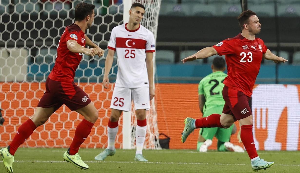 Swiss menggandakan keunggulan pada menit ke-26 lewat tembakan melengkung gelandang Xherdan Shaqiri ke pojok kanan atas gawang Turki setelah menerima umpan Steven Zuber. Swiss 2, Turki 0. (Foto: AP/Pool/Valentyn Ogirenko)
