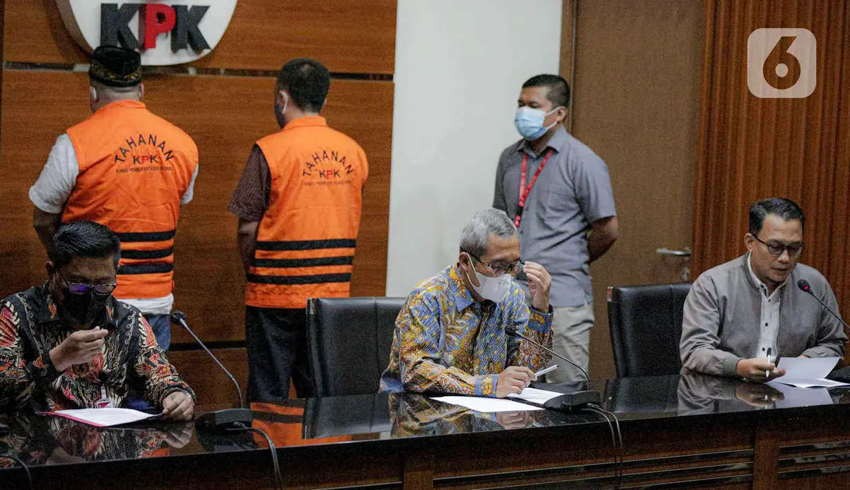 <p>Wakil Ketua KPK Alexander Marwata (tengah) menyampaikan keterangan terkait penetapan tersangka kasus dugaan korupsi pengadaan tanah pembangunan SMKN 7 Tangerang Selatan di Gedung Merah Putih KPK, Jakarta, Selasa (26/4/2022). KPK menetapkan satu pejabat di Dinas Pemprov Banten dan dua pihak swasta dalam kasus dugaan korupsi pengadaan tanah untuk pembangunan SMKN 7 Tangerang Selatan. (Liputan6.com/Faizal Fanani)</p>