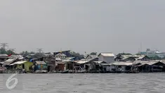 Suasana pemukiman kumuh dari tepi pantai di kawasan kali Adem, Muara Angke, Jakarta Utara, Senin (2/1). Pemukiman nelayan tersebut akan direlokasi oleh Pemprov DKI Jakarta ke rusun Muara Baru untuk revitalisasi pelabuhan. (Liputan6.com/Faizal Fanani)