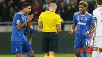 Pemain Juventus, Mario Lemina (kanan), mendapat kartu merah dari wasit setelah melanggar striker Olympique Lyon, Nabil Fekir, dalam laga Grup H Liga Champions di Stade de Lyon, Prancis, Rabu (19/10/2016) dini hari WIB. (Reuters/Robert Pratta)