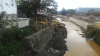 Ratusan rumah sepanjang bantaran Sungai Cimanuk, Kabupaten Garut, Jawa Barat, bakal dibongkar sebagai dampak proyek pembangunan tanggul sungai mencegah banjir bandang. (Liputan6.com/Jayadi Supriadin)