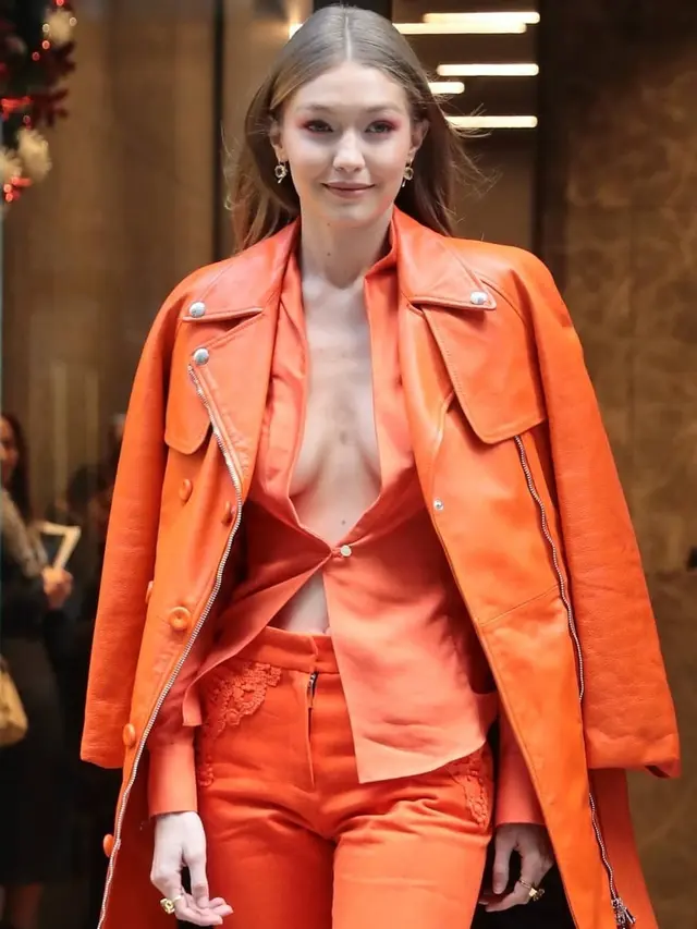 Outfit Serba Oranye Gigi Hadid yang 'Berbahaya'
