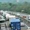 Kemacetan sepanjang dua kilometer terjadi ruas Tol Cipularang Kilometer 84 (Liputan 6 SCTV).