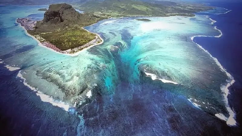 Penampakan Air Terjun Bawah Laut di Pulau Mauritius