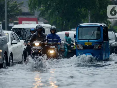 Kendaraan bermotor menerjang genangan air di Jalan Sukarjo Wiryopranoto, Jakarta, Jumat (24/1/2020). Hujan deras yang mengguyur Jakarta sejak pagi tadi mengakibatkan Jalan Sukarjo Wiryopranoto tergenang air sekitar 30 cm. (merdeka.com/Imam Buhori)