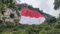 Pembentangan bendera merah putih raksasa di Tebing Lidah Jeger Klapanunggal setinggi 120 meter berhasil memecahkan rekor MURI. (Liputan6.com/ Dok Ist)